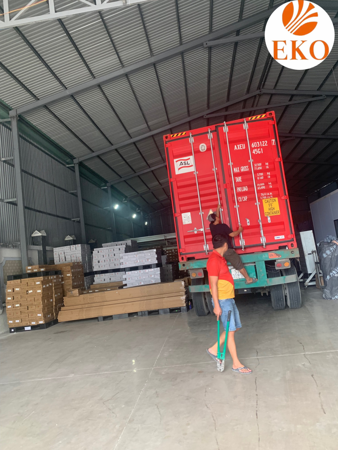 Cont hàng tấm panel về xưởng EKO